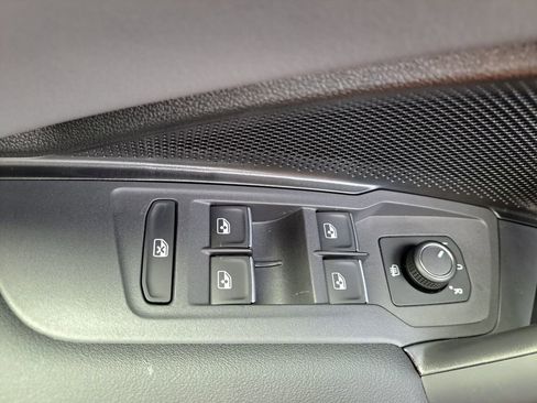 New 2025 Volkswagen Tiguan SE image 16