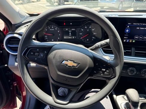 Used 2025 Chevrolet Trax LS w/ LS Convenience Package FWD image 16