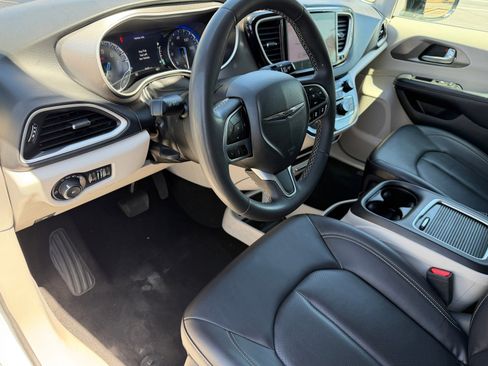 Used 2024 Chrysler Pacifica Touring-L FWD image 14