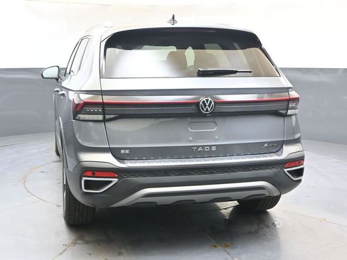 Used 2025 Volkswagen Taos SE AWD/4WD image 4