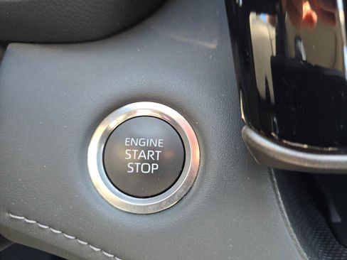 Used 2025 Toyota Highlander XLE FWD image 32