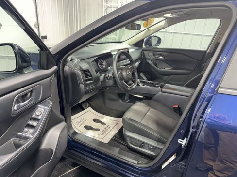 Used 2024 Nissan Rogue SV AWD/4WD image 16
