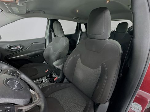 Used 2019 Jeep Cherokee Latitude w/ Cold Weather Group image 20