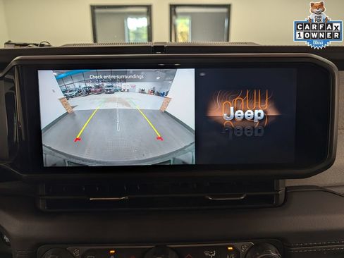 Used 2025 Jeep Wrangler Unlimited Sahara AWD/4WD image 13