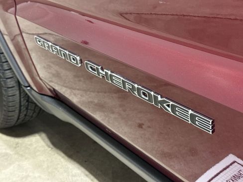 Used 2018 Jeep Grand Cherokee Laredo image 25