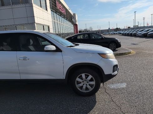 Used 2011 Kia Sorento LX image 4