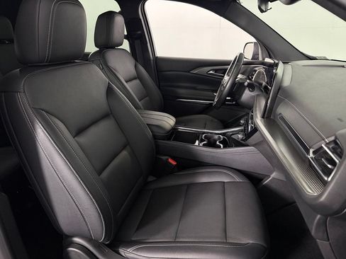 Used 2025 Chevrolet Traverse LT FWD image 35
