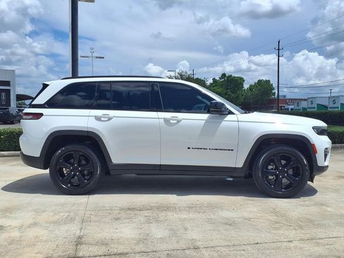 Used 2023 Jeep Grand Cherokee Limited w/ Black Appearance Package RWD image 8