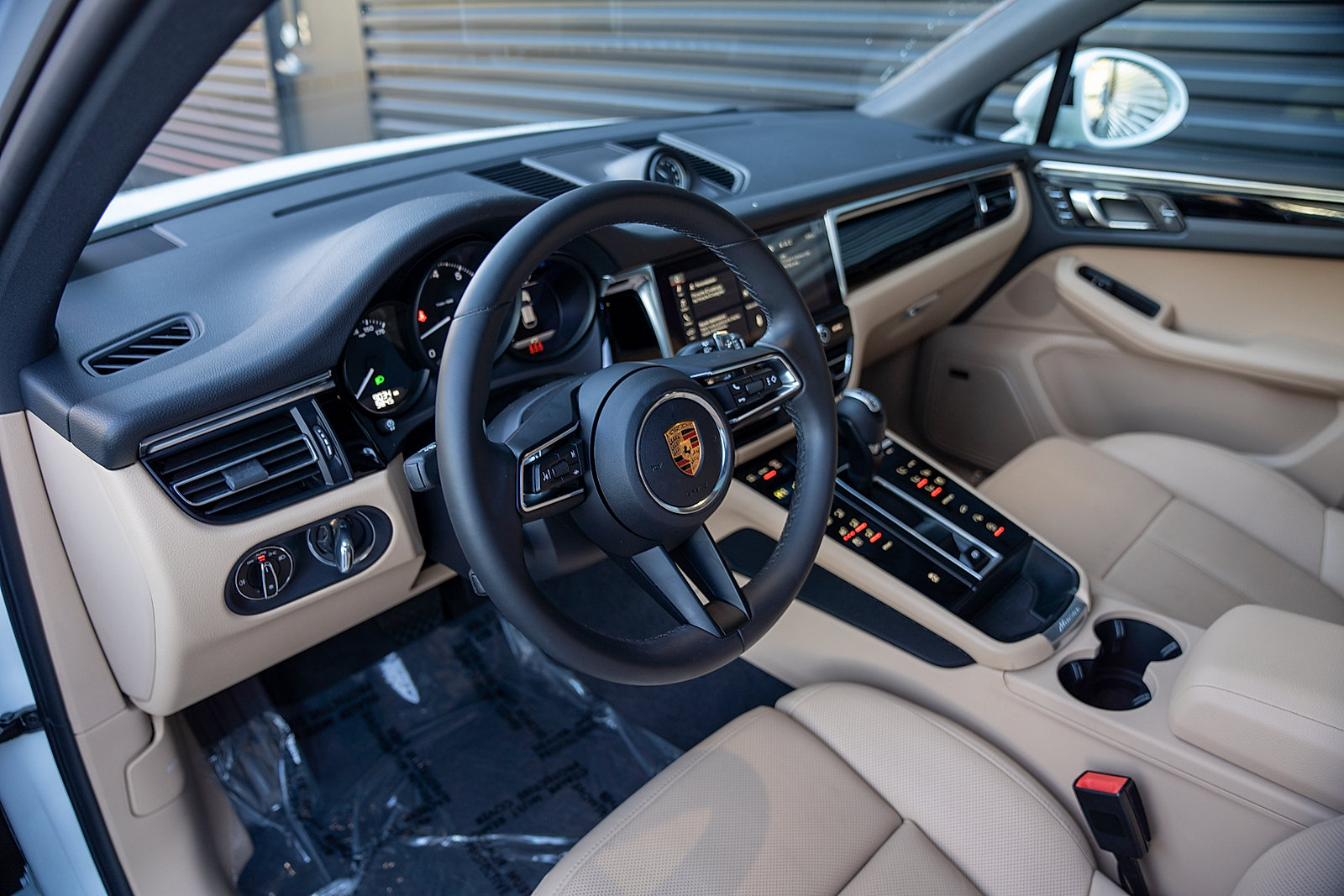 Certified 2026 Porsche Macan AWD/4WD image 4