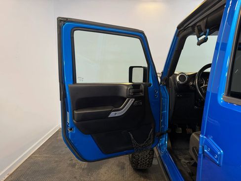 Used 2015 Jeep Wrangler Unlimited Rubicon w/ Max Tow Package AWD/4WD image 7