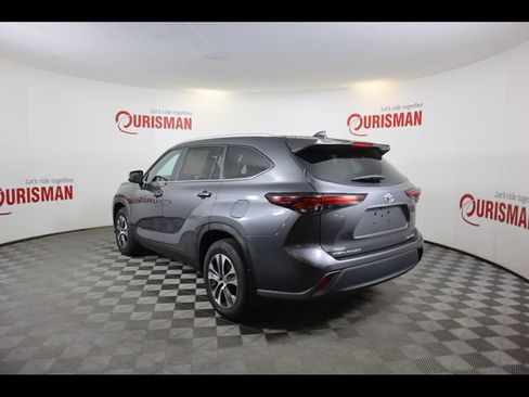 Used 2024 Toyota Highlander XLE AWD/4WD image 19