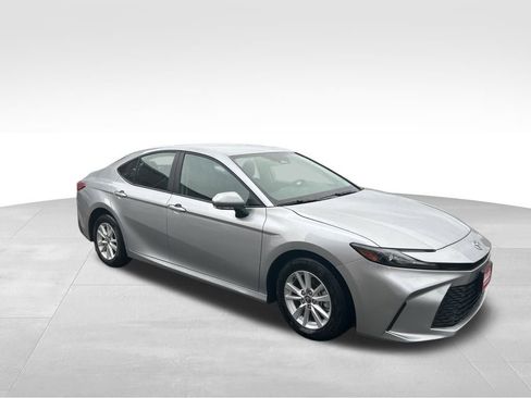 Used 2025 Toyota Camry LE image 7