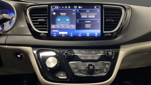 Used 2024 Chrysler Pacifica Touring-L FWD image 12