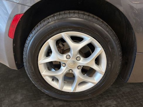 Used 2017 Chrysler Pacifica Touring-L FWD image 39