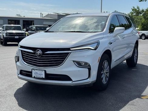 Used 2024 Buick Enclave Essence FWD image 8
