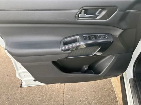 Used 2024 Nissan Pathfinder SV w/ SV Premium Package image 10