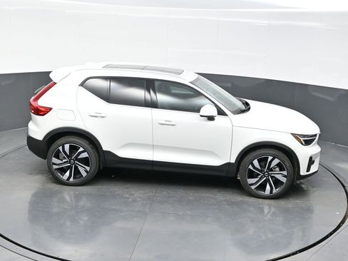 Used 2025 Volvo XC40 B5 Plus image 33