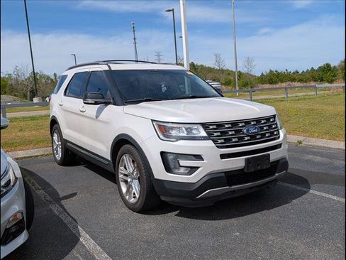 Used 2016 Ford Explorer XLT w/ Equipment Group 202A image 2