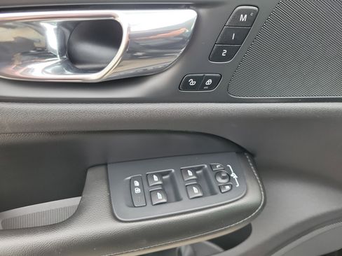 Used 2019 Volvo S60 T6 Momentum w/ Premium Package image 18