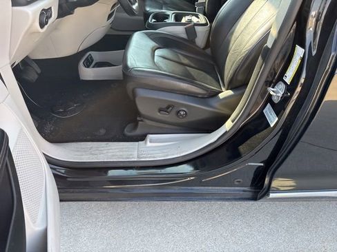 Used 2017 Chrysler Pacifica Touring-L FWD image 15