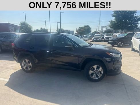 Used 2022 Toyota RAV4 XLE w/ Convenience Package FWD image 2