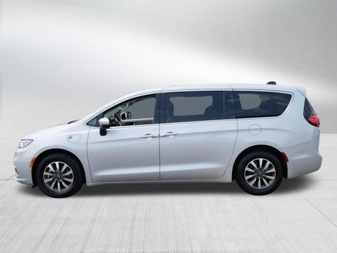 Used 2023 Chrysler Pacifica Touring-L FWD image 4