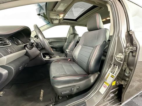 Used 2015 Toyota Camry SE w/ Moonroof Package FWD image 4