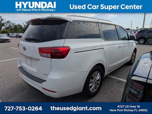 Used 2016 Kia Sedona LX w/ LX Convenience Package FWD image 2