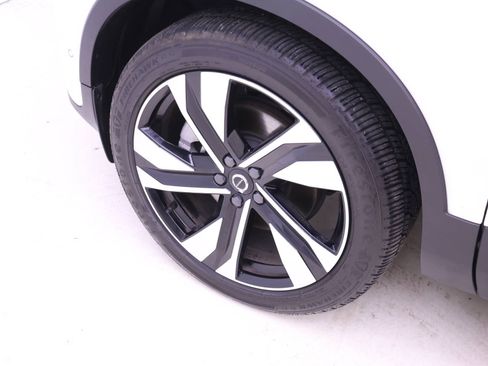 Certified 2024 Volvo XC40 B5 Plus w/ Protection Package Premier image 24