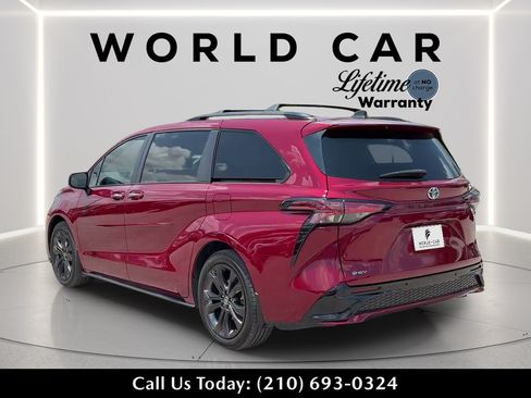 Used 2025 Toyota Sienna XSE FWD image 5