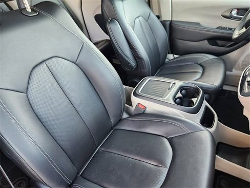 Certified 2024 Chrysler Pacifica Touring-L image 13