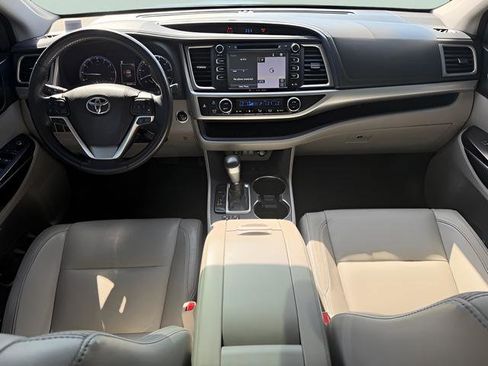 Used 2018 Toyota Highlander XLE AWD/4WD image 8