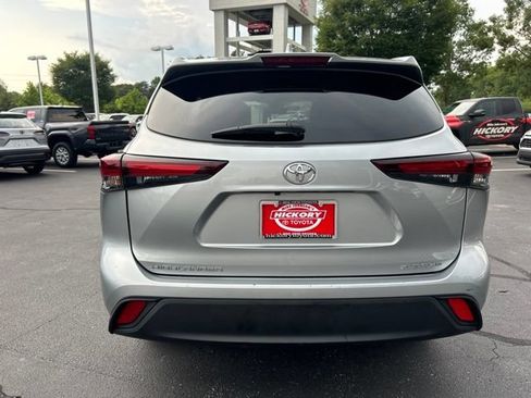 Used 2024 Toyota Highlander XLE AWD/4WD image 8