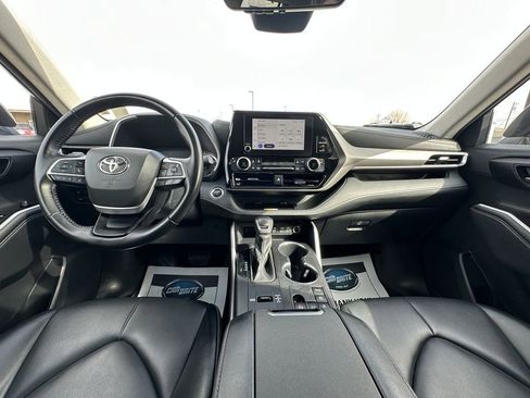 Used 2023 Toyota Highlander XLE image 14