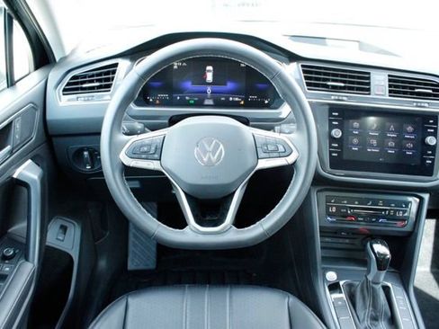 Used 2024 Volkswagen Tiguan SE w/ Panoramic Sunroof Package AWD/4WD image 19