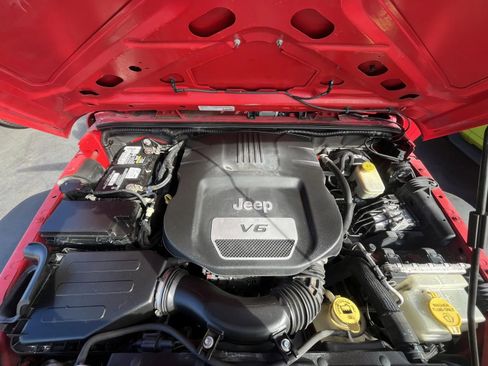 Used 2012 Jeep Wrangler Unlimited Sahara image 14