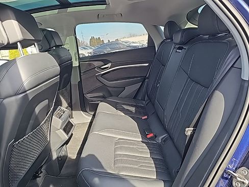 Used 2022 Audi e-tron Prestige w/ Prestige Package image 11