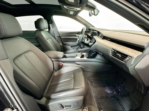 Used 2022 Audi e-tron Premium w/ Convenience Plus Package image 27