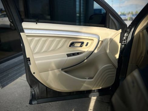 Used 2015 Ford Taurus SE image 9