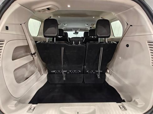 Used 2024 Chrysler Pacifica Touring-L FWD image 30