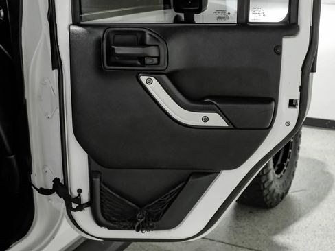Used 2015 Jeep Wrangler Unlimited Rubicon w/ Connectivity Group AWD/4WD image 45