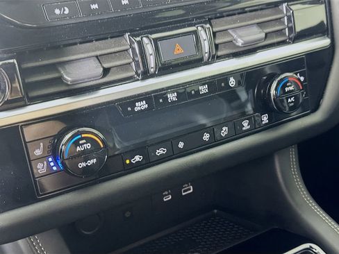 Used 2023 Nissan Pathfinder Platinum w/ Lighting Package (N93) FWD image 28