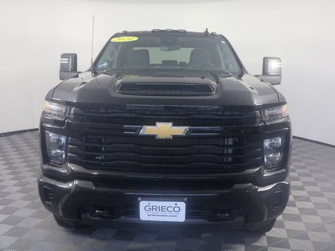 Used 2024 Chevrolet Silverado 2500 Custom AWD/4WD image 3