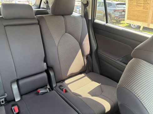 Used 2025 Toyota Highlander LE FWD image 40