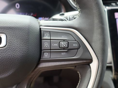 Used 2024 Jeep Grand Cherokee L Limited AWD/4WD image 17