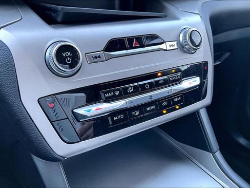 Used 2022 Ford Explorer XLT image 34