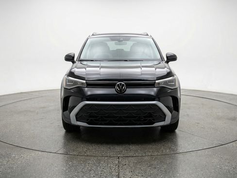 Used 2025 Volkswagen Taos SE image 2
