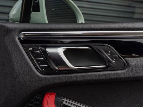 Used 2025 Porsche Macan Turbo image 32