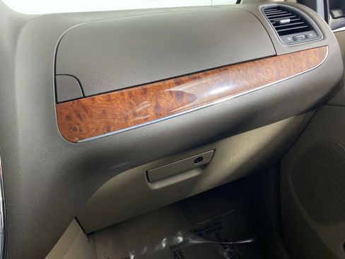 Used 2014 Chrysler Town & Country Touring FWD image 41