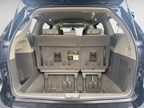 Used 2020 Toyota Sienna XLE Premium image 4